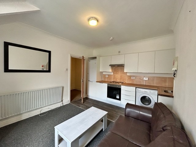 4 BEDROOM APARTMENT ON GLYNRHONDDA STREET