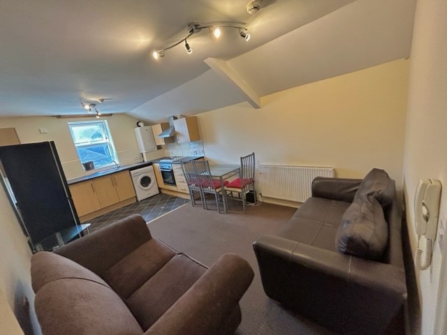 3 BEDROOM APARTMENT ON GLYNRHONDDA STREET