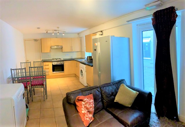 4 BEDROOM APARTMENT ON GLYNRHONDDA STREET